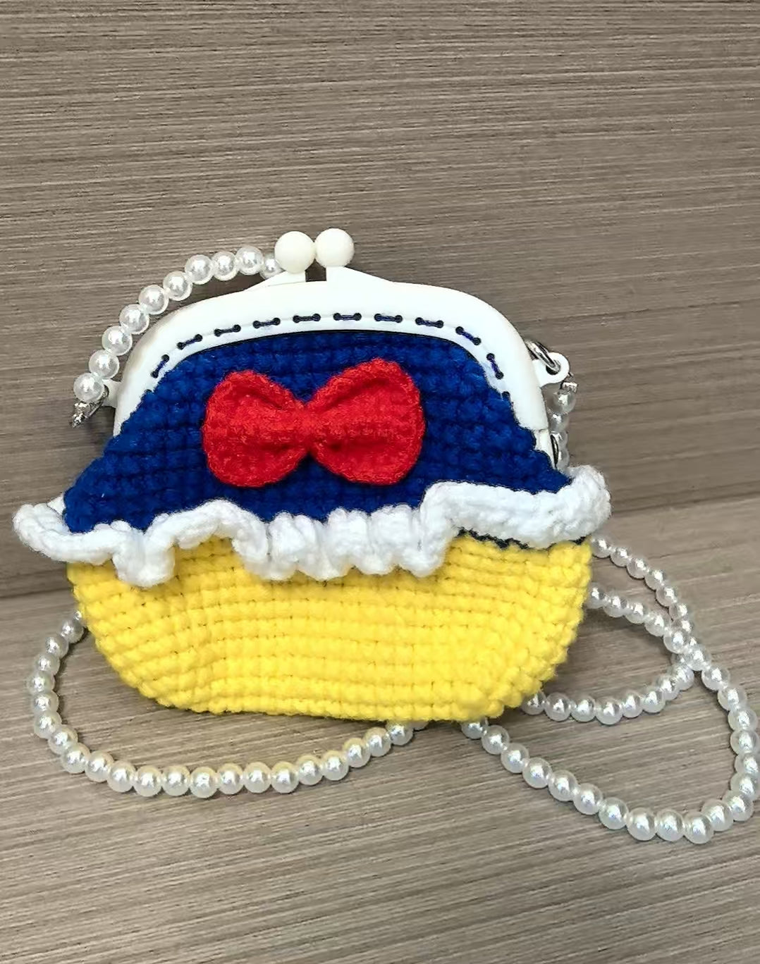 Crocheted card wallet - Snow White