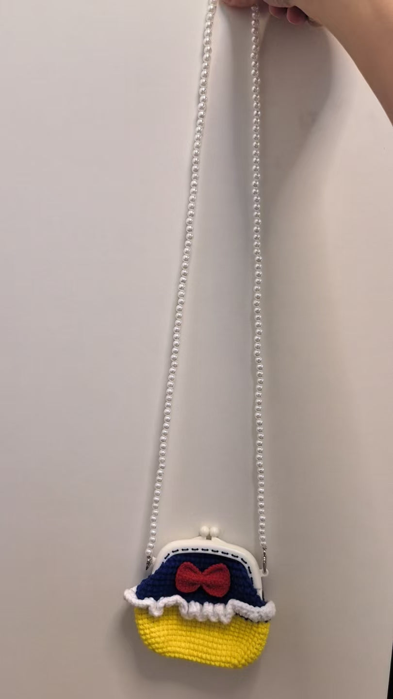 Crocheted card wallet - Snow White