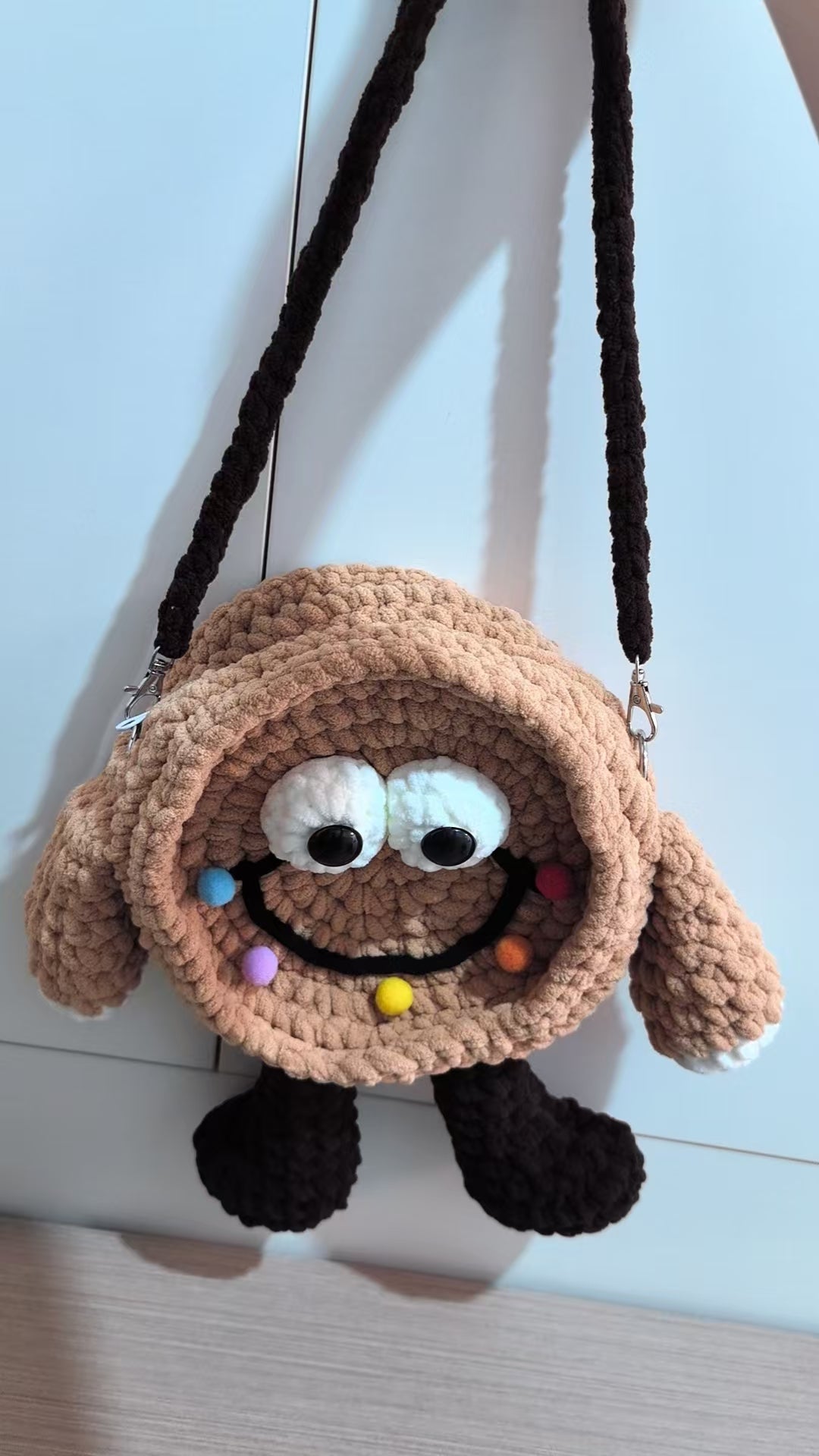 A crocheted cookie shoulderbag